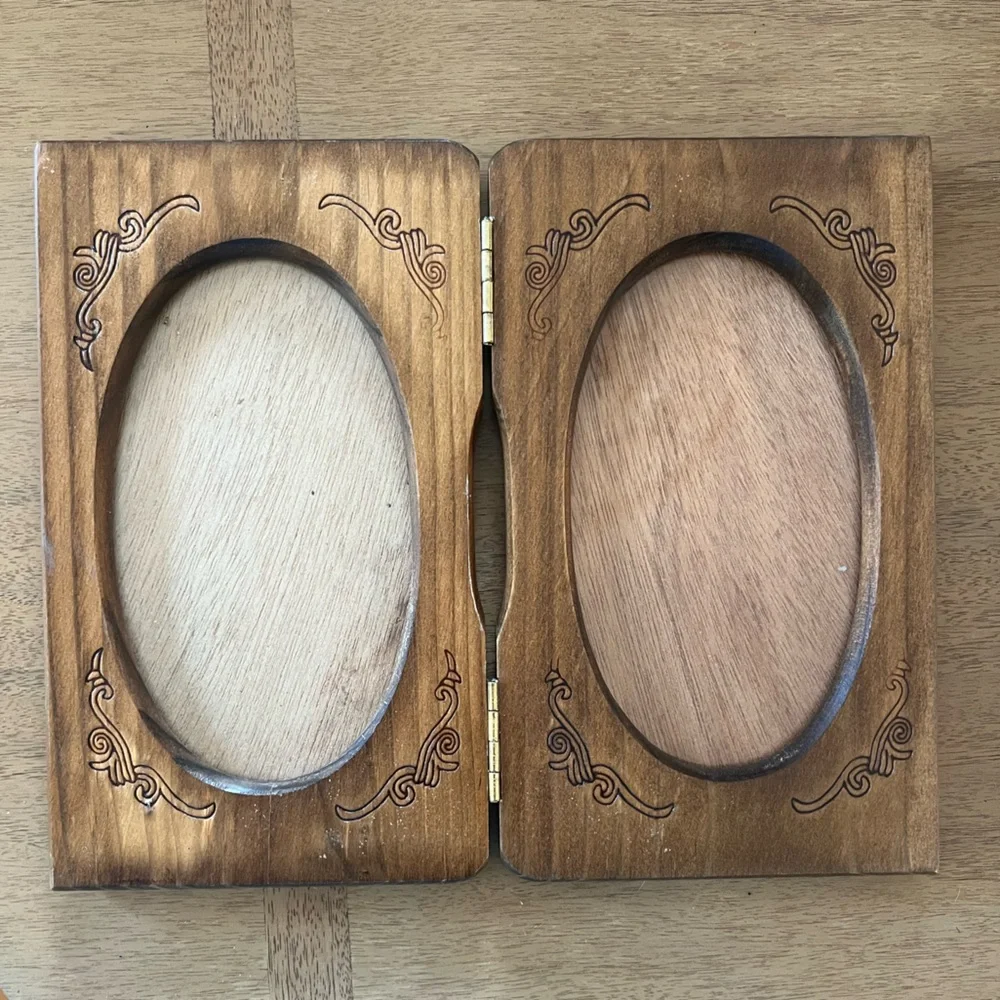 Vintage MCM Hinged Wooden Bi-fold Oval Picture Frame with Etched Carvings - Picture 3 of 5